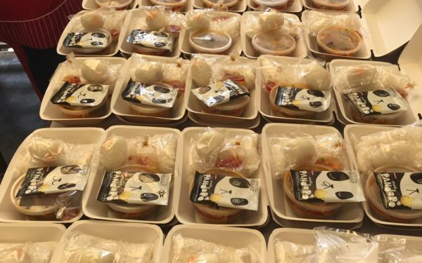 (16-04-63) แจกข้าวกล่องให้กับผู้ประสบภัยโควิด-19_(2)