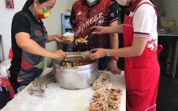 (16-04-63) แจกข้าวกล่องให้กับผู้ประสบภัยโควิด-19_(2)