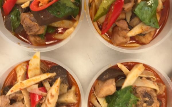 (16-04-63) แจกข้าวกล่องให้กับผู้ประสบภัยโควิด-19_(2)