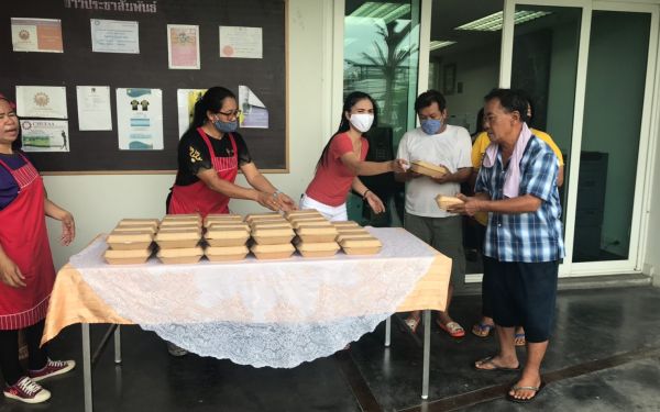 (17-04-63) แจกข้าวกล่องให้กับผู้ประสบภัยโควิด-19_(3)