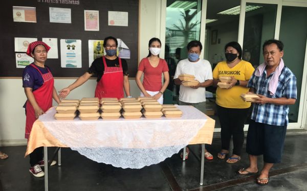 (17-04-63) แจกข้าวกล่องให้กับผู้ประสบภัยโควิด-19_(3)