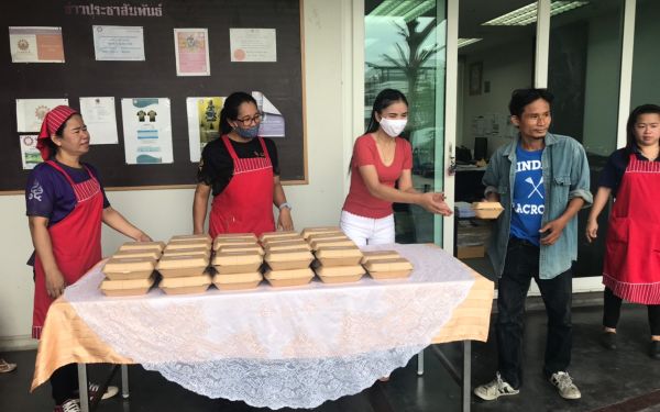 (17-04-63) แจกข้าวกล่องให้กับผู้ประสบภัยโควิด-19_(3)