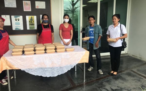 (17-04-63) แจกข้าวกล่องให้กับผู้ประสบภัยโควิด-19_(3)