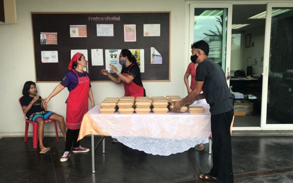 (17-04-63) แจกข้าวกล่องให้กับผู้ประสบภัยโควิด-19_(3)