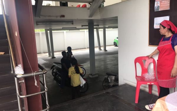 (17-04-63) แจกข้าวกล่องให้กับผู้ประสบภัยโควิด-19_(3)