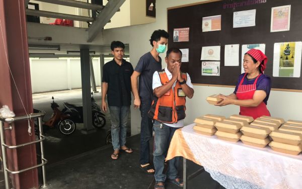 (17-04-63) แจกข้าวกล่องให้กับผู้ประสบภัยโควิด-19_(3)