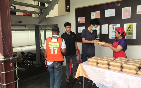 (17-04-63) แจกข้าวกล่องให้กับผู้ประสบภัยโควิด-19_(3)