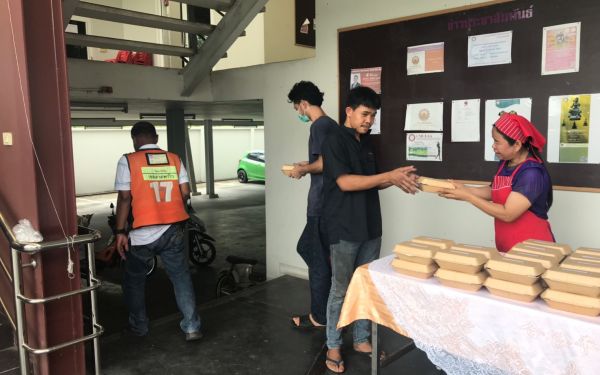 (17-04-63) แจกข้าวกล่องให้กับผู้ประสบภัยโควิด-19_(3)
