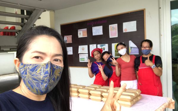 (17-04-63) แจกข้าวกล่องให้กับผู้ประสบภัยโควิด-19_(3)