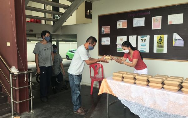 (17-04-63) แจกข้าวกล่องให้กับผู้ประสบภัยโควิด-19_(3)