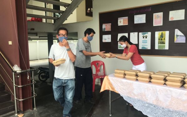 (17-04-63) แจกข้าวกล่องให้กับผู้ประสบภัยโควิด-19_(3)