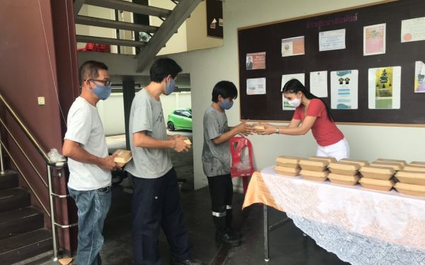 (17-04-63) แจกข้าวกล่องให้กับผู้ประสบภัยโควิด-19_(3)
