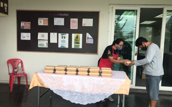 (17-04-63) แจกข้าวกล่องให้กับผู้ประสบภัยโควิด-19_(3)