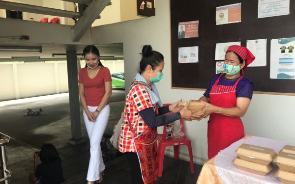 (17-04-63) แจกข้าวกล่องให้กับผู้ประสบภัยโควิด-19_(3)