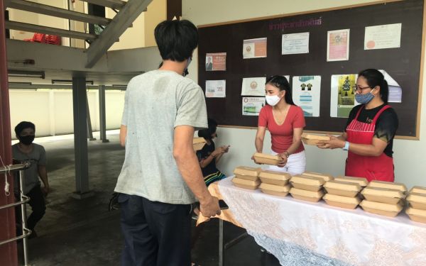 (17-04-63) แจกข้าวกล่องให้กับผู้ประสบภัยโควิด-19_(3)