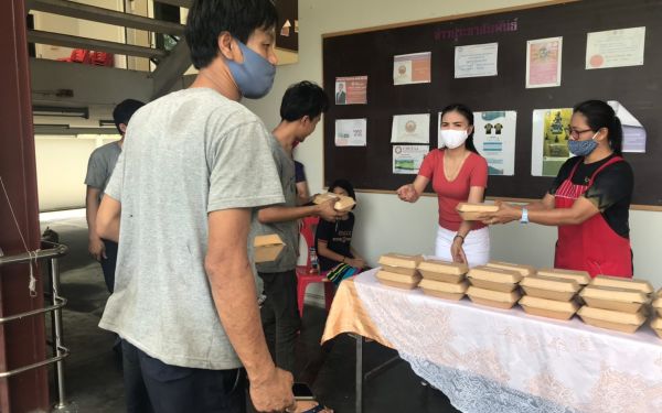 (17-04-63) แจกข้าวกล่องให้กับผู้ประสบภัยโควิด-19_(3)