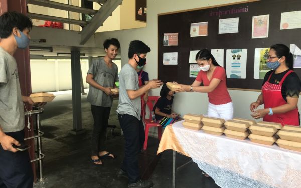 (17-04-63) แจกข้าวกล่องให้กับผู้ประสบภัยโควิด-19_(3)