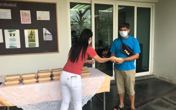 (17-04-63) แจกข้าวกล่องให้กับผู้ประสบภัยโควิด-19_(3)