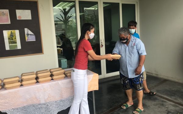 (17-04-63) แจกข้าวกล่องให้กับผู้ประสบภัยโควิด-19_(3)