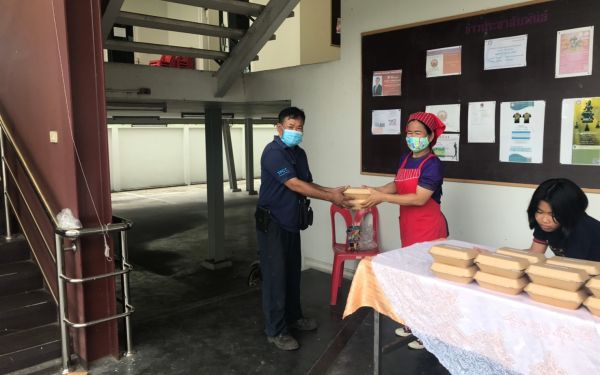 (17-04-63) แจกข้าวกล่องให้กับผู้ประสบภัยโควิด-19_(3)