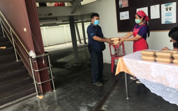 (17-04-63) แจกข้าวกล่องให้กับผู้ประสบภัยโควิด-19_(3)