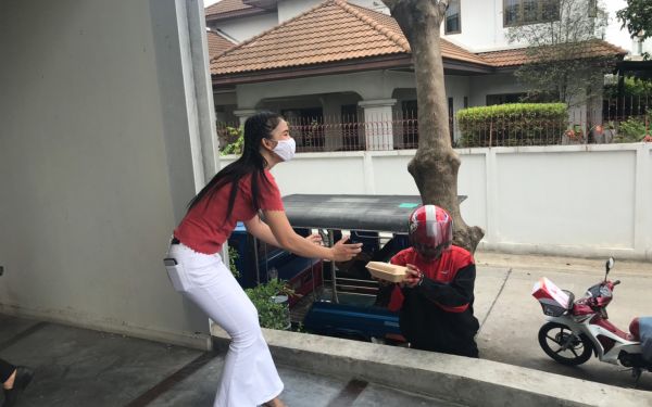 (17-04-63) แจกข้าวกล่องให้กับผู้ประสบภัยโควิด-19_(3)
