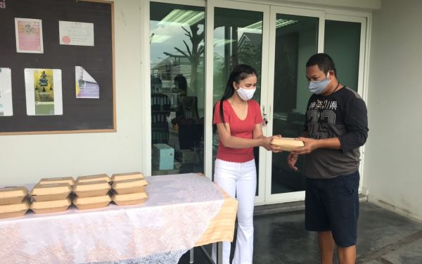(17-04-63) แจกข้าวกล่องให้กับผู้ประสบภัยโควิด-19_(3)