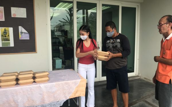 (17-04-63) แจกข้าวกล่องให้กับผู้ประสบภัยโควิด-19_(3)