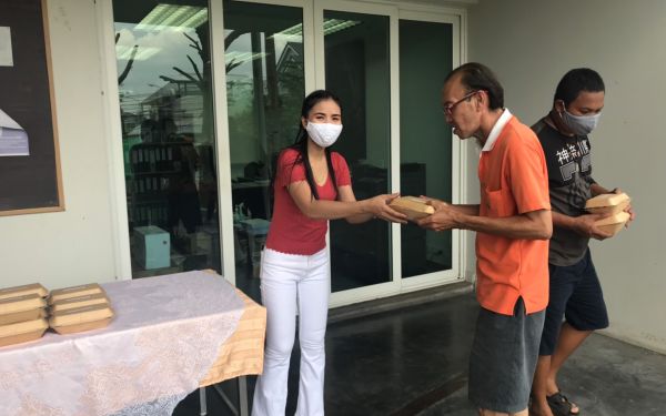 (17-04-63) แจกข้าวกล่องให้กับผู้ประสบภัยโควิด-19_(3)
