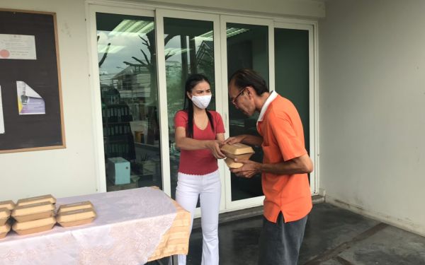 (17-04-63) แจกข้าวกล่องให้กับผู้ประสบภัยโควิด-19_(3)
