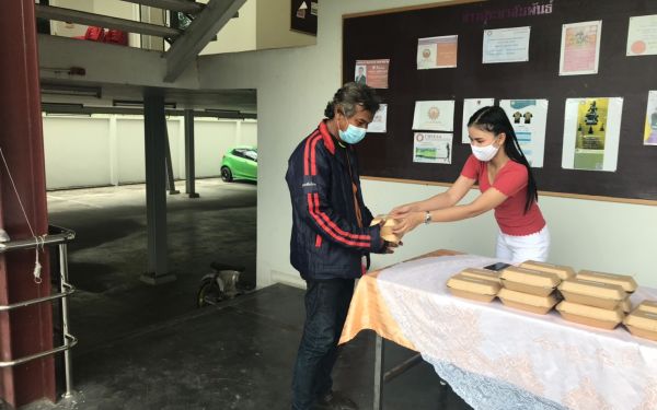 (17-04-63) แจกข้าวกล่องให้กับผู้ประสบภัยโควิด-19_(3)
