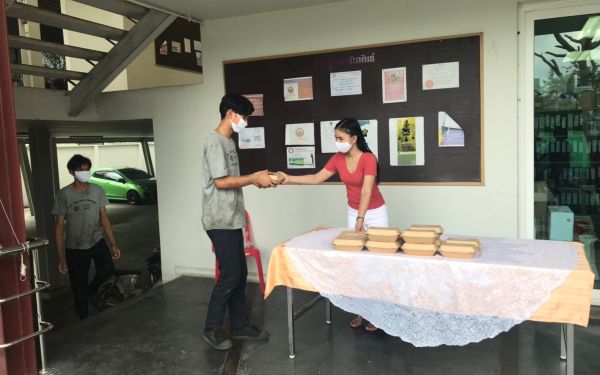 (17-04-63) แจกข้าวกล่องให้กับผู้ประสบภัยโควิด-19_(3)