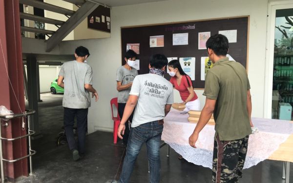 (17-04-63) แจกข้าวกล่องให้กับผู้ประสบภัยโควิด-19_(3)