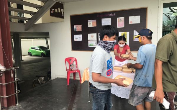 (17-04-63) แจกข้าวกล่องให้กับผู้ประสบภัยโควิด-19_(3)