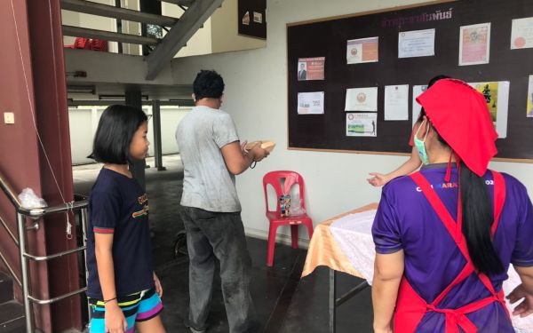 (17-04-63) แจกข้าวกล่องให้กับผู้ประสบภัยโควิด-19_(3)