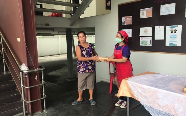 (17-04-63) แจกข้าวกล่องให้กับผู้ประสบภัยโควิด-19_(3)