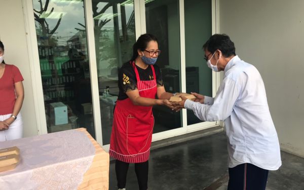 (17-04-63) แจกข้าวกล่องให้กับผู้ประสบภัยโควิด-19_(3)