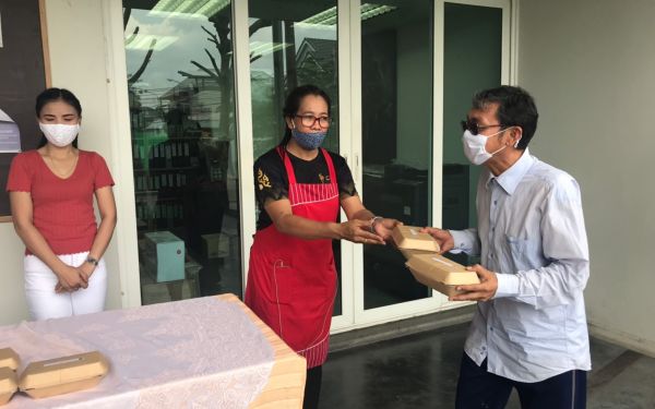 (17-04-63) แจกข้าวกล่องให้กับผู้ประสบภัยโควิด-19_(3)