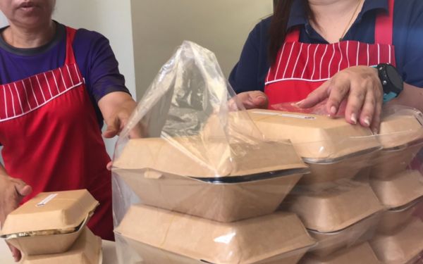 (17-04-63) แจกข้าวกล่องให้กับผู้ประสบภัยโควิด-19_(3)