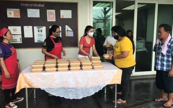 (17-04-63) แจกข้าวกล่องให้กับผู้ประสบภัยโควิด-19_(3)