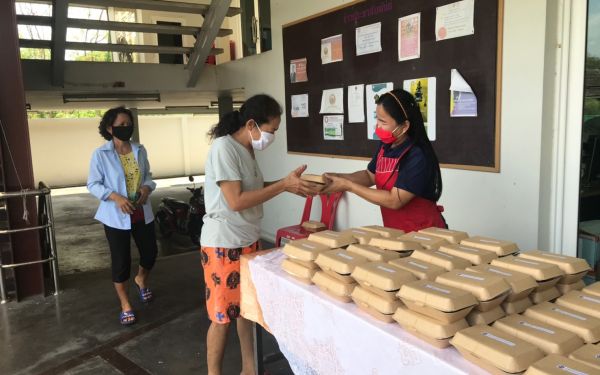 (20-04-63) แจกข้าวกล่องให้กับผู้ประสบภัยโควิด-19_(4)