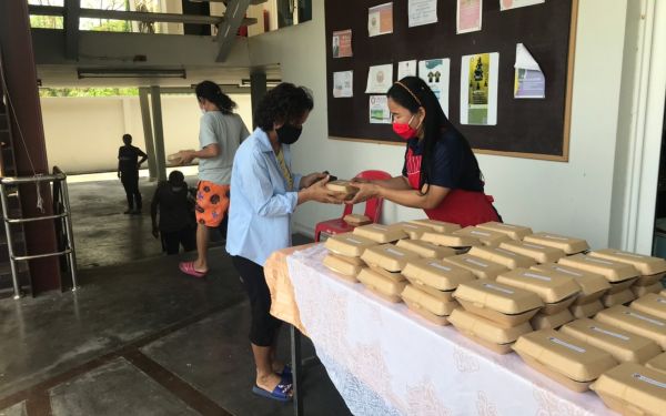 (20-04-63) แจกข้าวกล่องให้กับผู้ประสบภัยโควิด-19_(4)