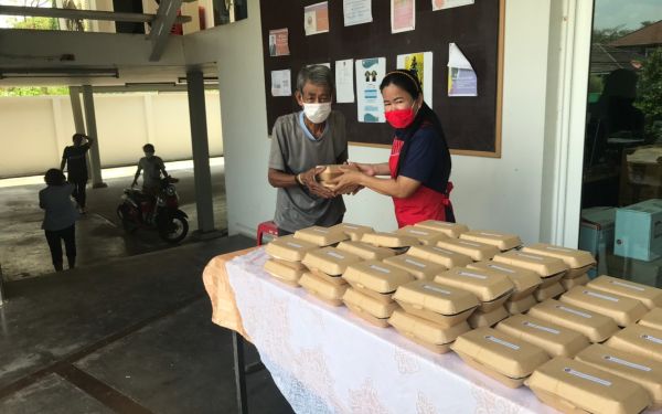 (20-04-63) แจกข้าวกล่องให้กับผู้ประสบภัยโควิด-19_(4)