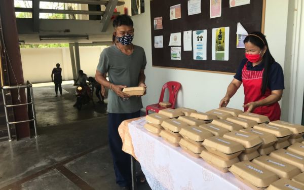 (20-04-63) แจกข้าวกล่องให้กับผู้ประสบภัยโควิด-19_(4)