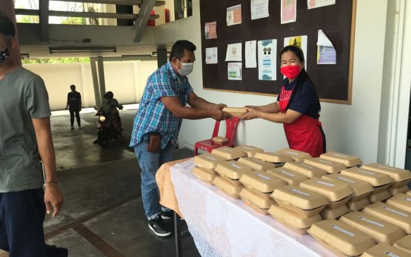 (20-04-63) แจกข้าวกล่องให้กับผู้ประสบภัยโควิด-19_(4)