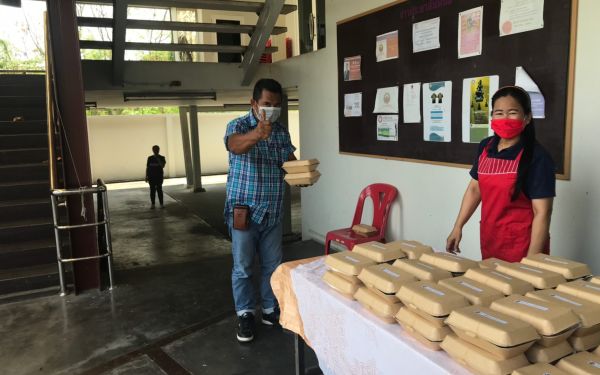 (20-04-63) แจกข้าวกล่องให้กับผู้ประสบภัยโควิด-19_(4)