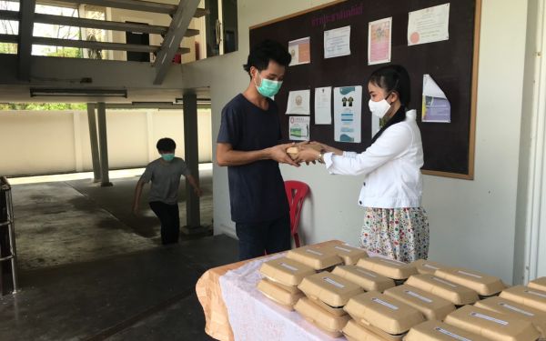 (20-04-63) แจกข้าวกล่องให้กับผู้ประสบภัยโควิด-19_(4)