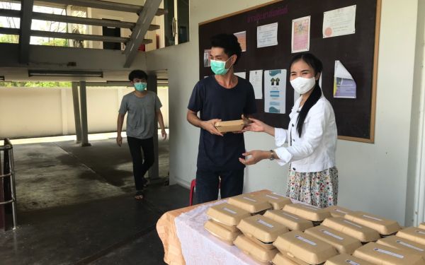 (20-04-63) แจกข้าวกล่องให้กับผู้ประสบภัยโควิด-19_(4)