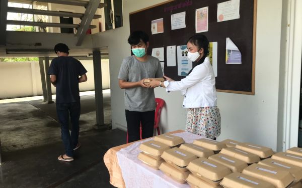 (20-04-63) แจกข้าวกล่องให้กับผู้ประสบภัยโควิด-19_(4)