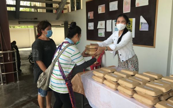 (20-04-63) แจกข้าวกล่องให้กับผู้ประสบภัยโควิด-19_(4)